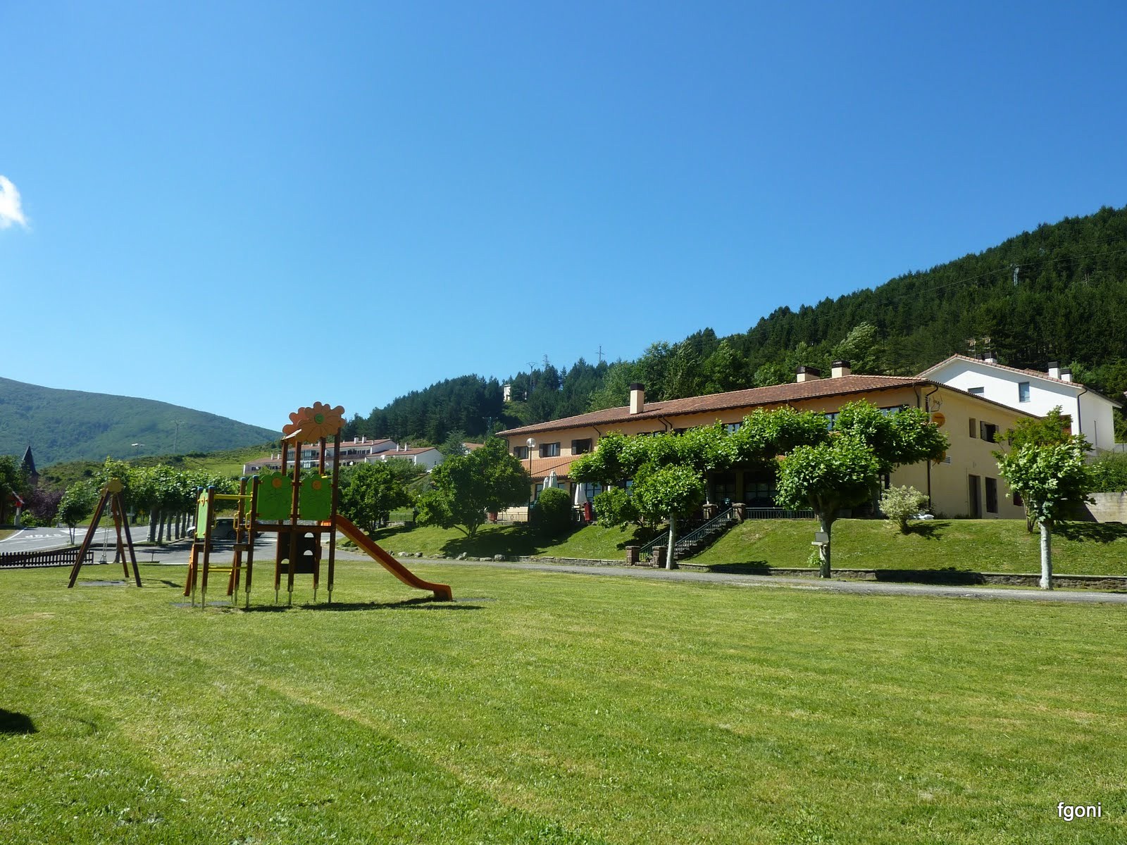 Hotel, jardín y columpios